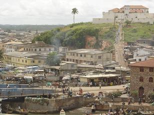 Fort St. Jago op de heuvel gezien vanaf Elmina castle