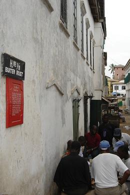 Zicht op de straat Buitenrust in Elmina