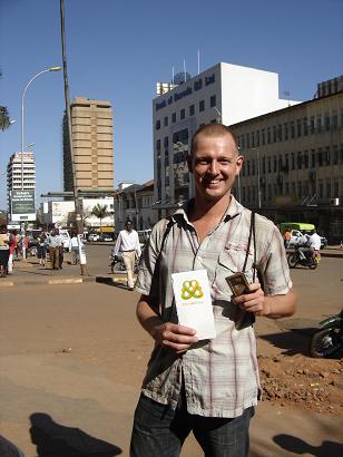 Het door Ingmar en tamara gestuurde geboortekaartje van Emma en Tobias komt "heel gewoon" naa 6 daagjes aan in Kampala, General post Office poste restante. Dat verwacht je toch niet?