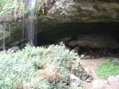 Belonging voor een dag hard werken. Tutum cave. Camp site met waterval in een enorme grot.