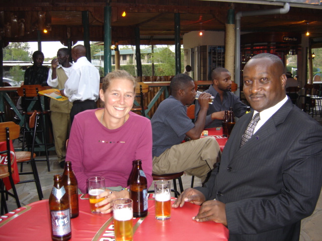 Sandra met James Mwenda, die zij 6 jaar geleden ook al ontmoette.